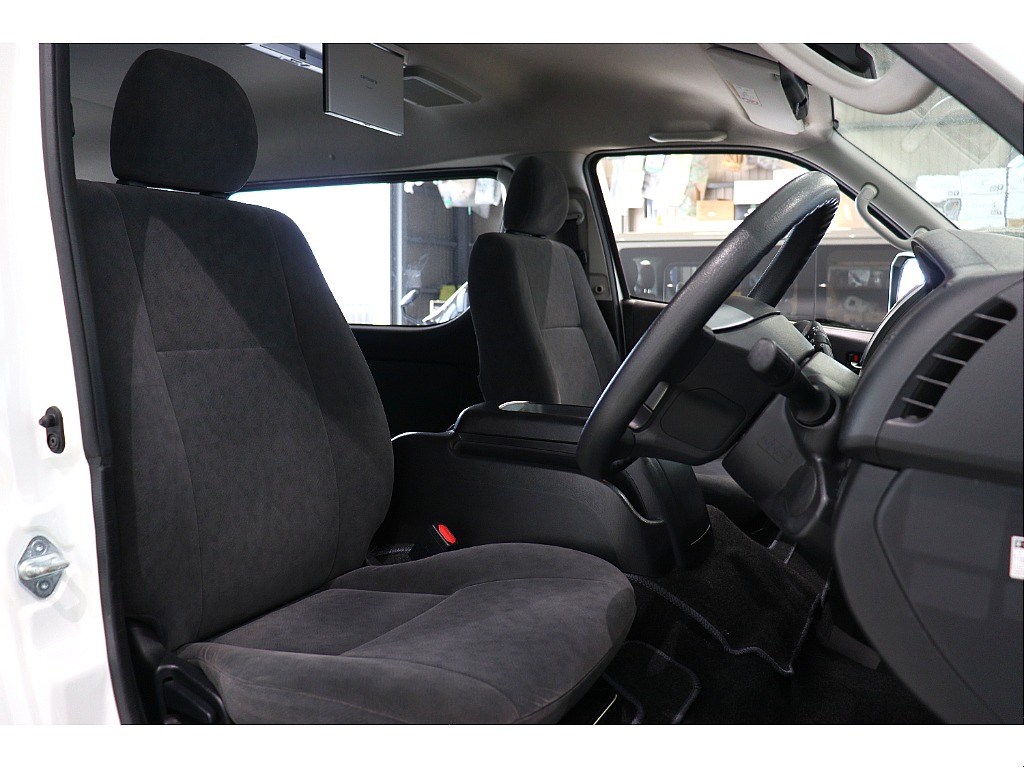 トヨタ ハイエース(4枚目)