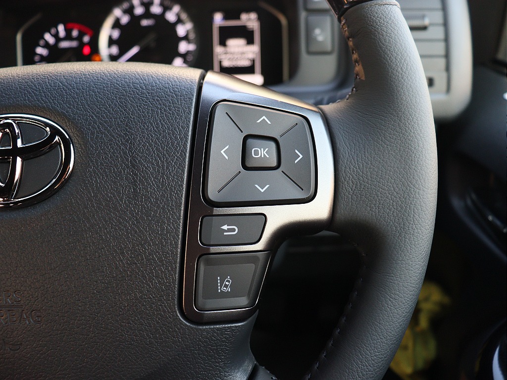 ステアリングリモコン（右）