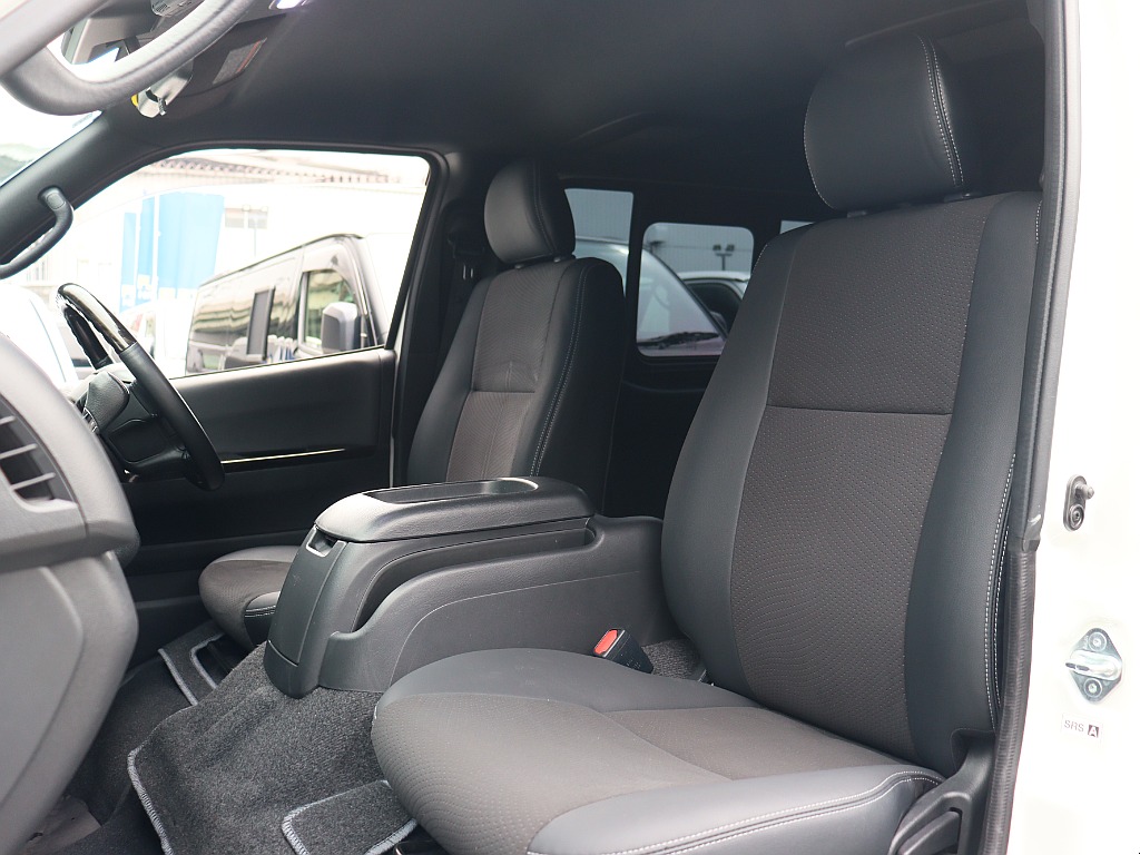 トヨタ ハイエースバン(6枚目)