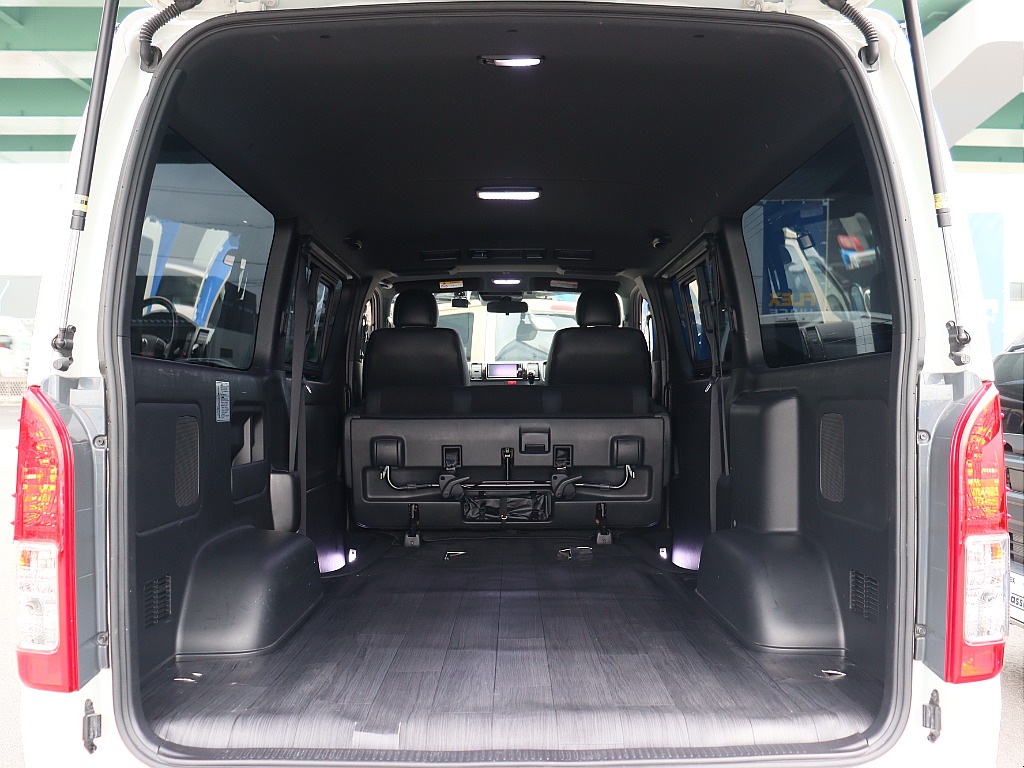 トヨタ ハイエースバン(7枚目)