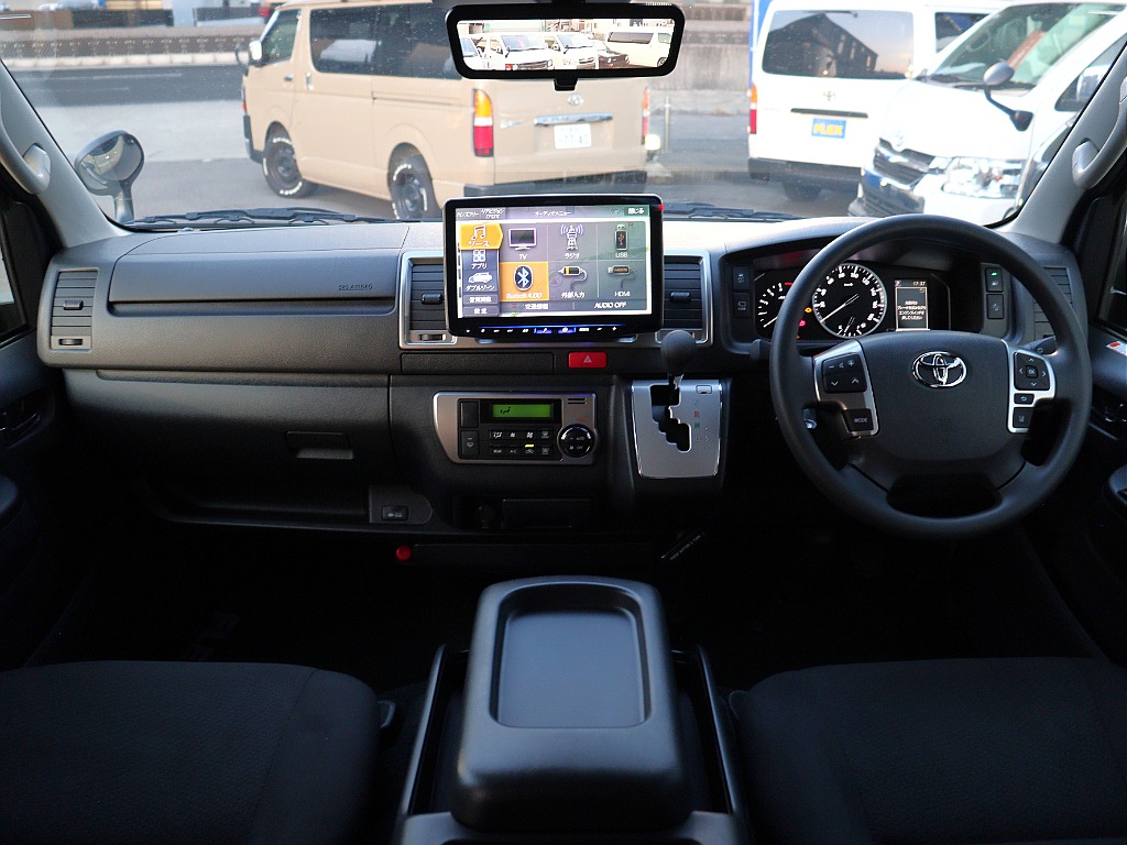 トヨタ ハイエースバン(2枚目)