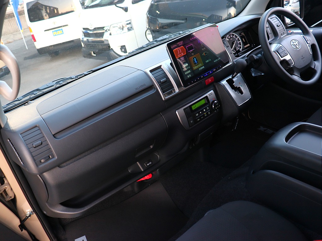 トヨタ ハイエースバン(5枚目)