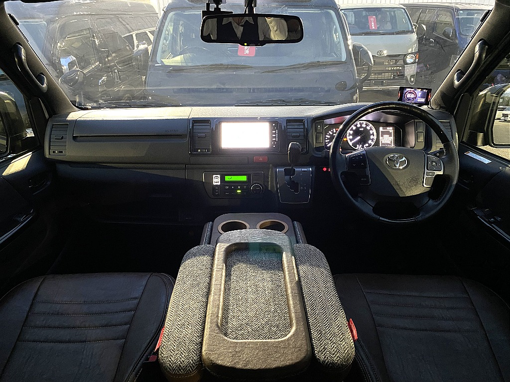 トヨタ ハイエースバン(6枚目)