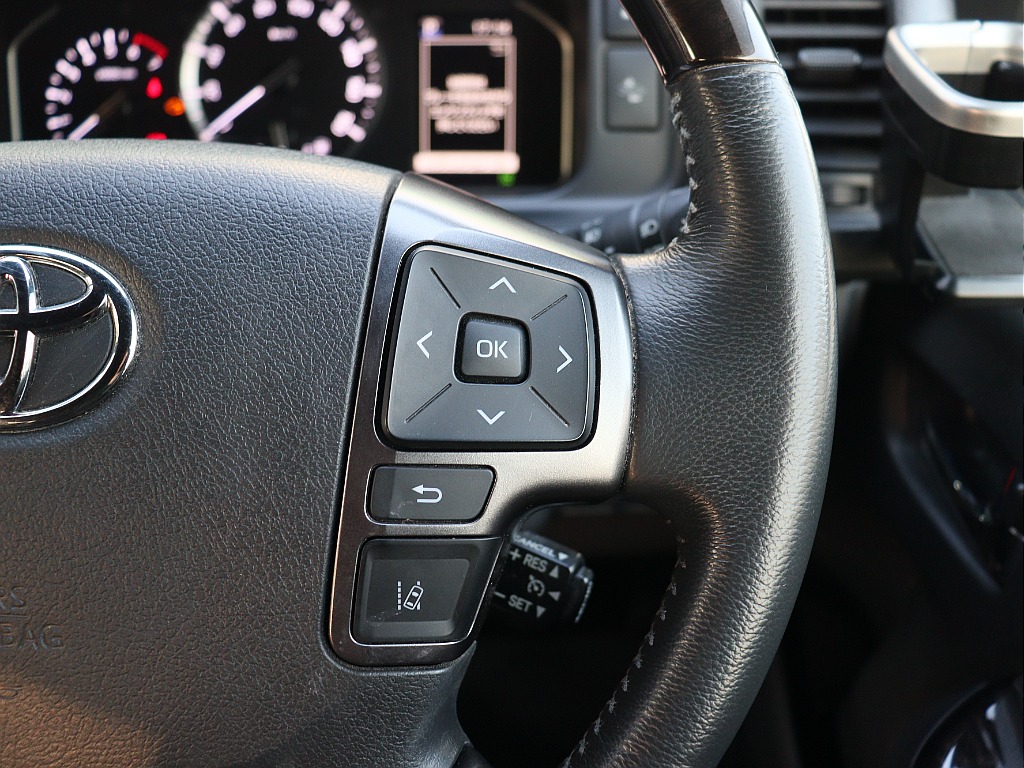 ステアリングリモコン（右）