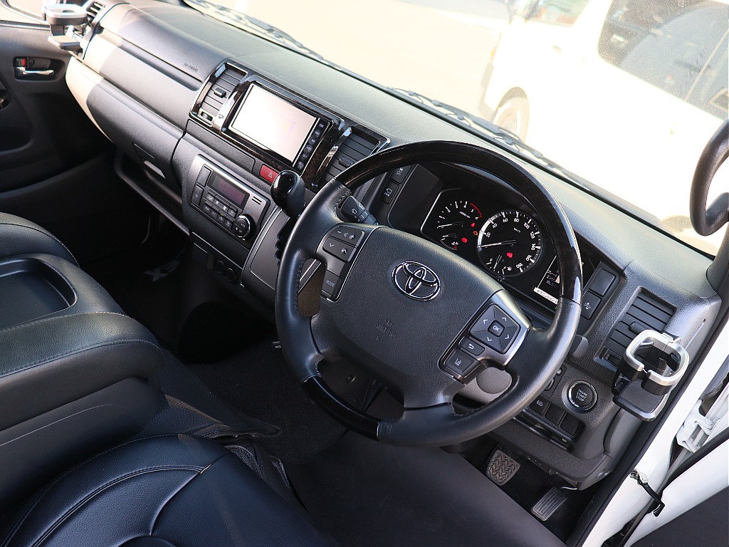 トヨタ ハイエースバン(3枚目)