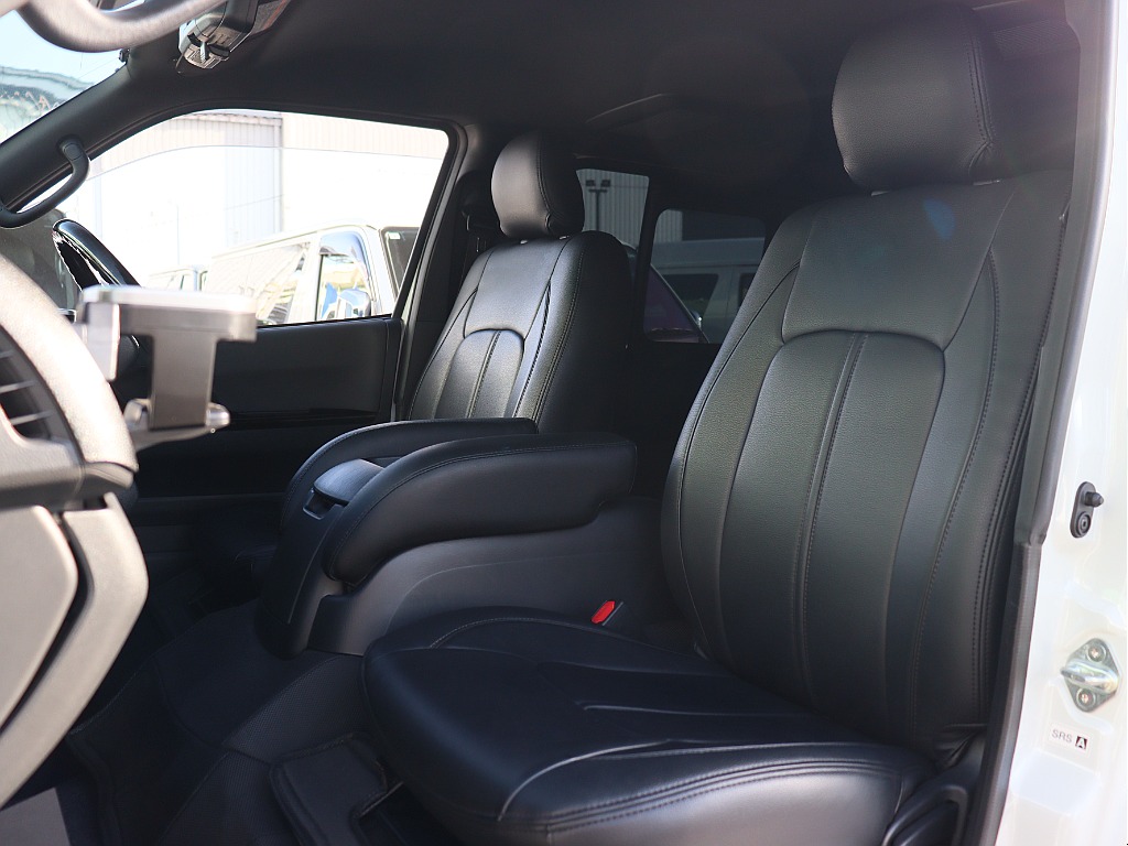 トヨタ ハイエースバン(6枚目)