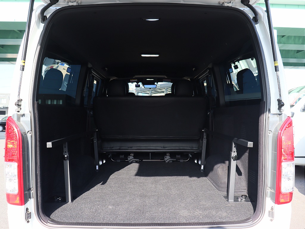 トヨタ ハイエースバン(9枚目)