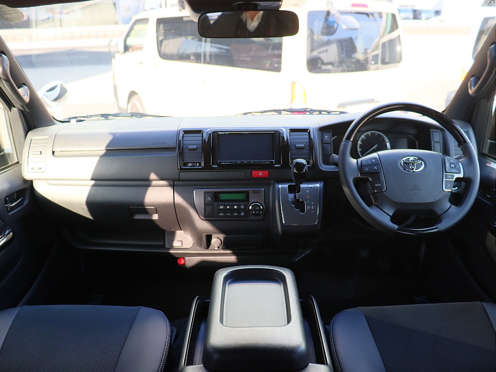 トヨタ ハイエースバン(2枚目)