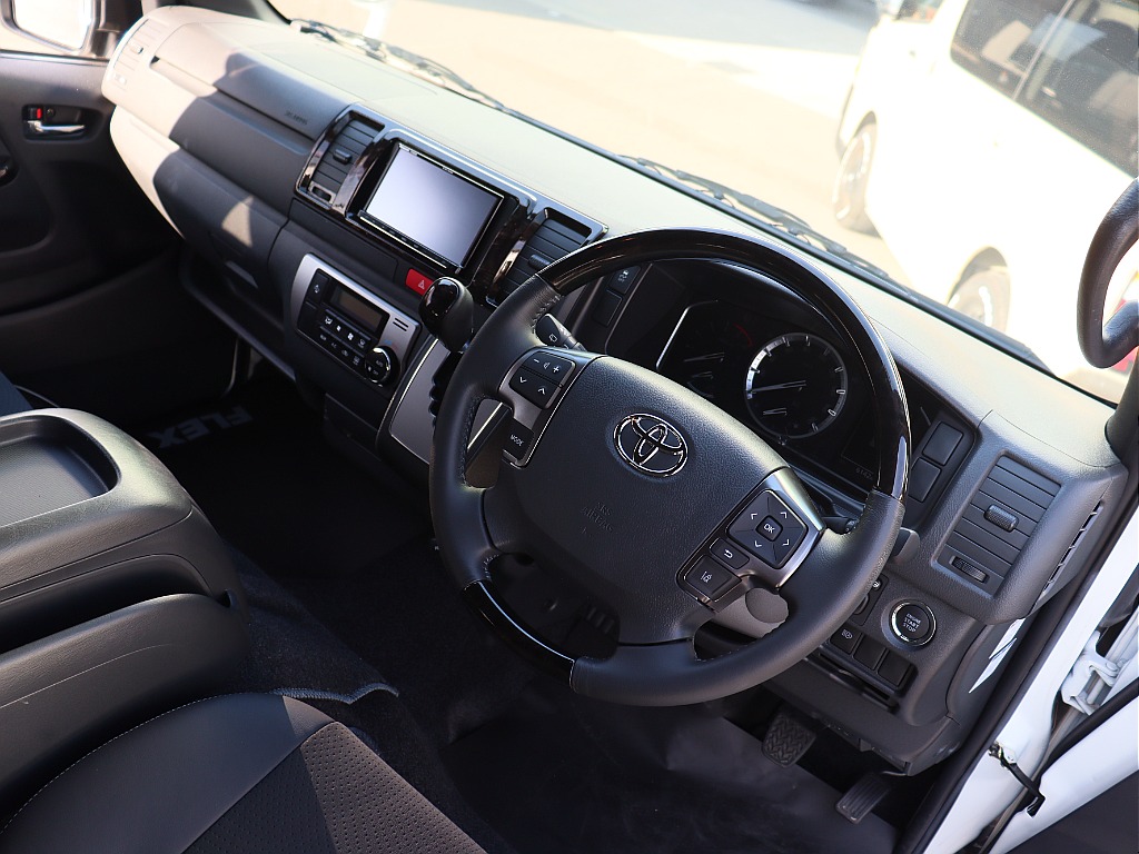 トヨタ ハイエースバン(3枚目)