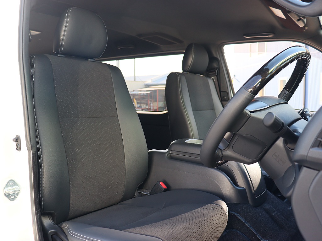 トヨタ ハイエースバン(4枚目)