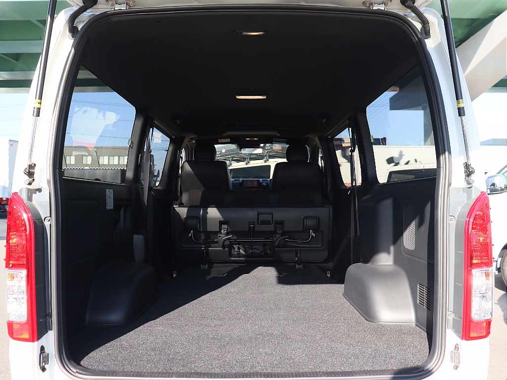 トヨタ ハイエースバン(7枚目)