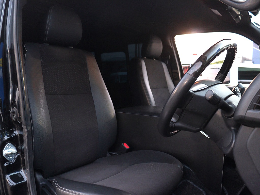 トヨタ ハイエースバン(4枚目)