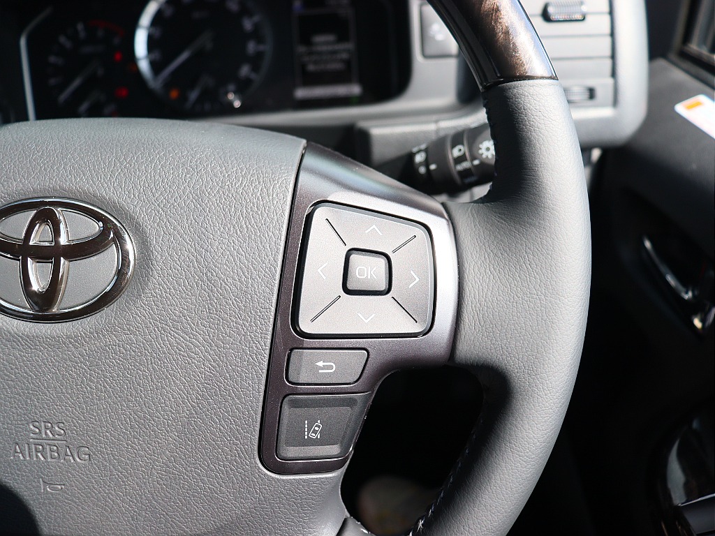 ステアリングリモコン（右）