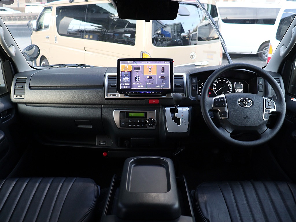 トヨタ ハイエースバン(2枚目)