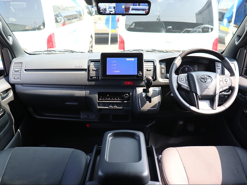 トヨタ ハイエースバン(2枚目)