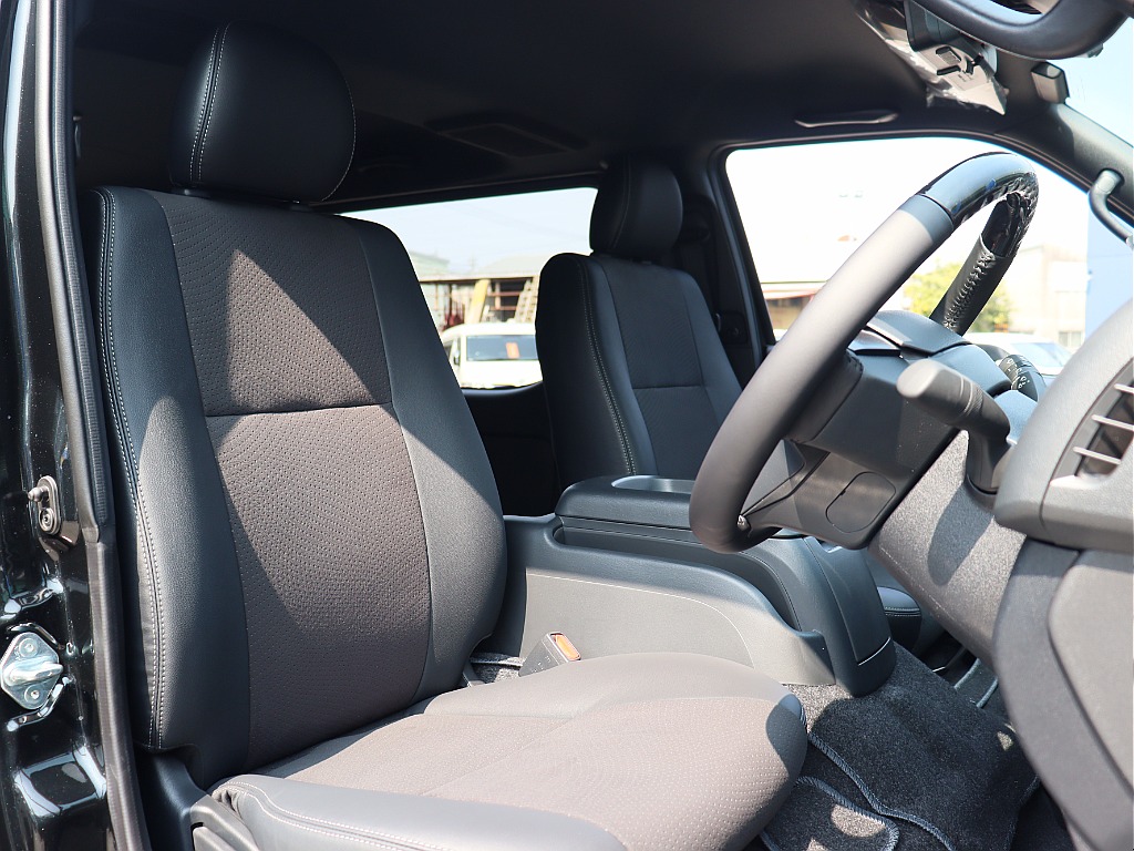 トヨタ ハイエースバン(4枚目)