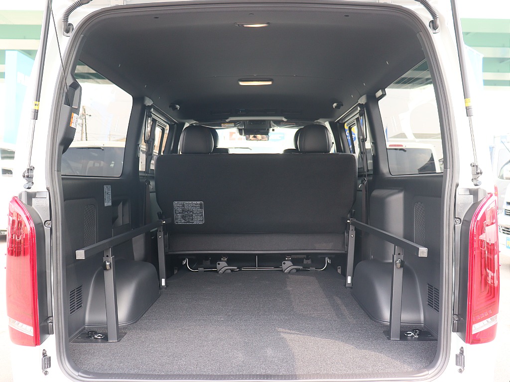 トヨタ ハイエースバン(4枚目)