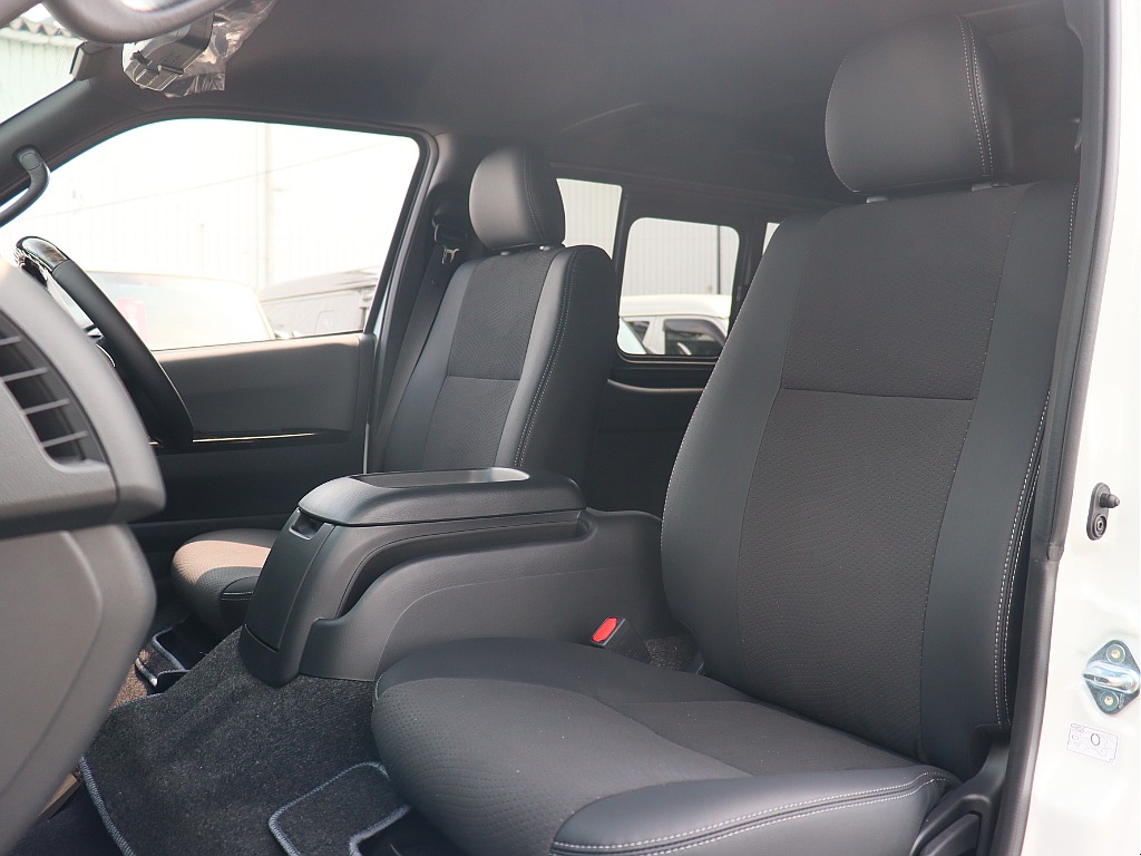 トヨタ ハイエースバン(10枚目)