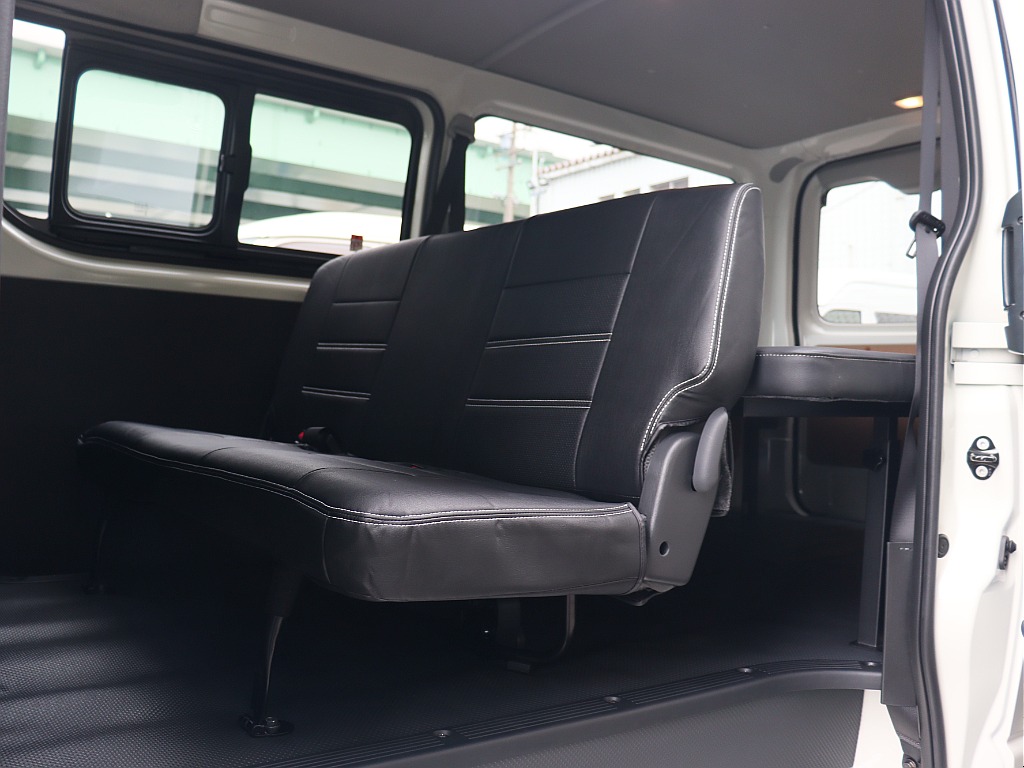 トヨタ ハイエースバン(3枚目)