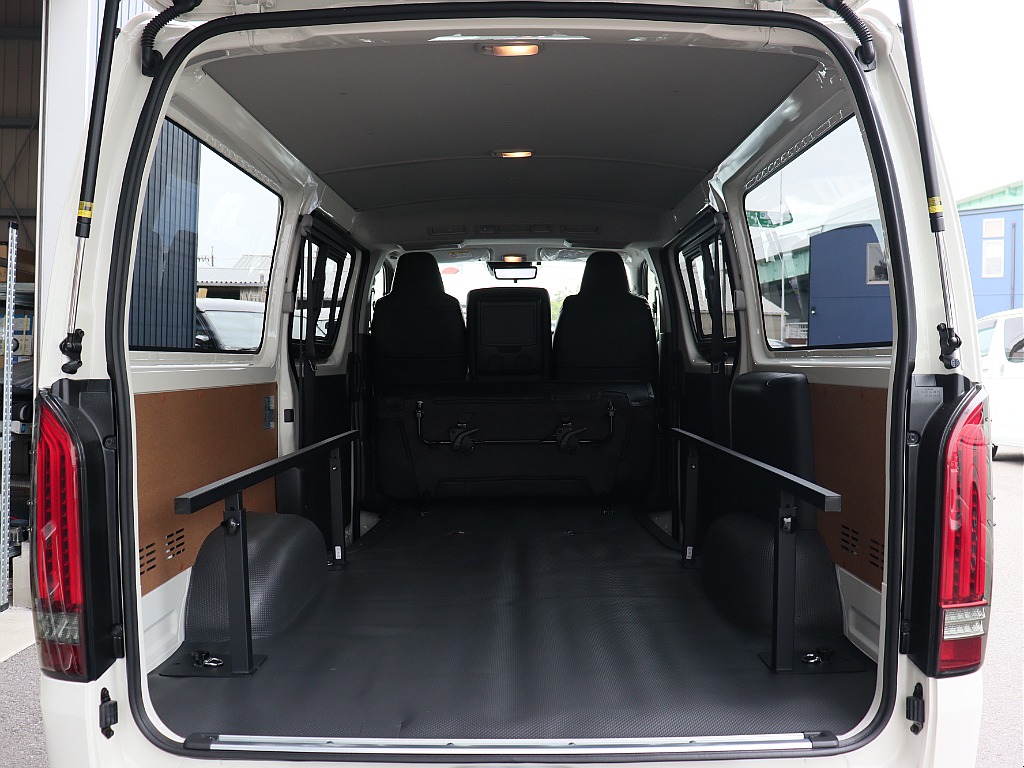 トヨタ ハイエースバン(5枚目)