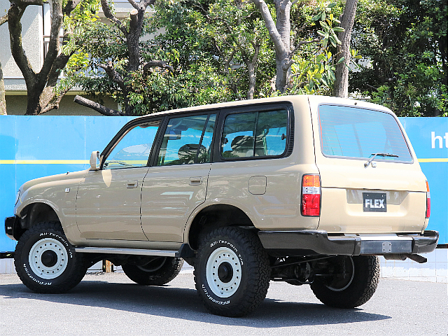 上下２分割のテールゲートなので後ろに車がいても、ぶつかることなく開閉可能！