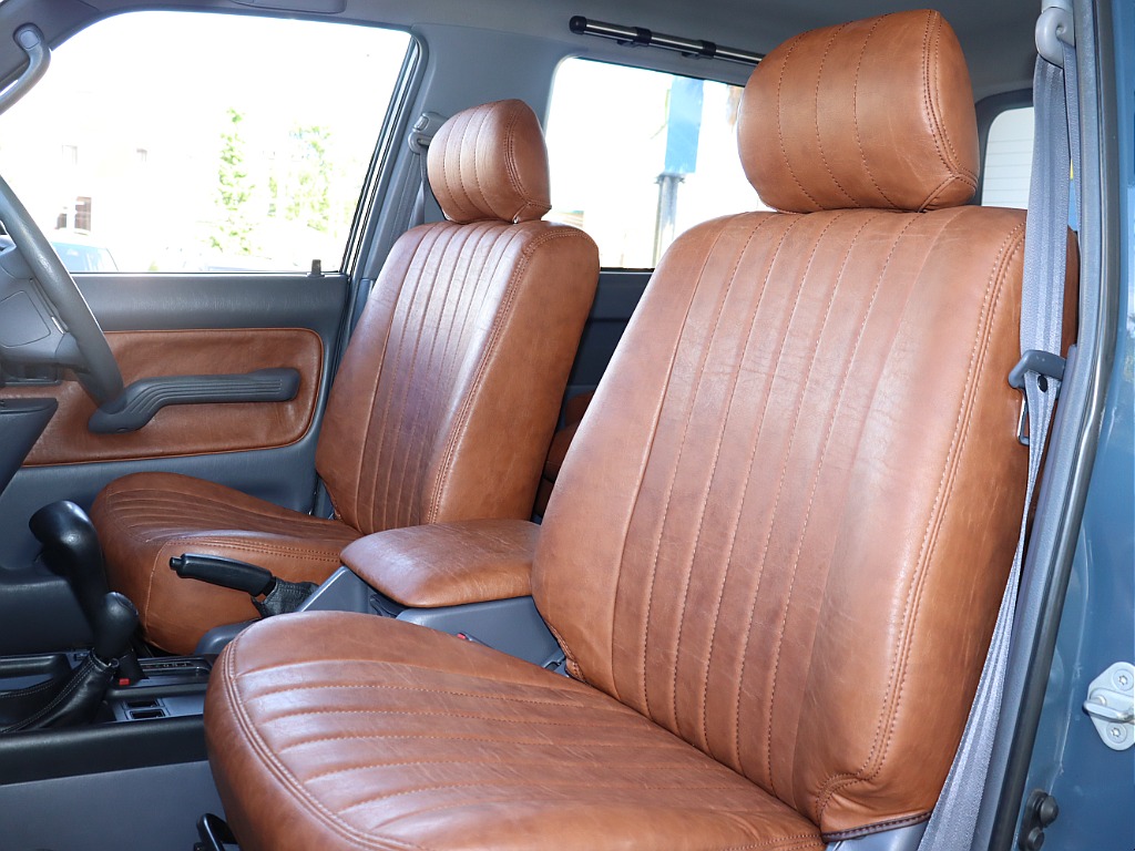 FLEX　クラシックブラウンシートカバーを新品にてインストール済みです！