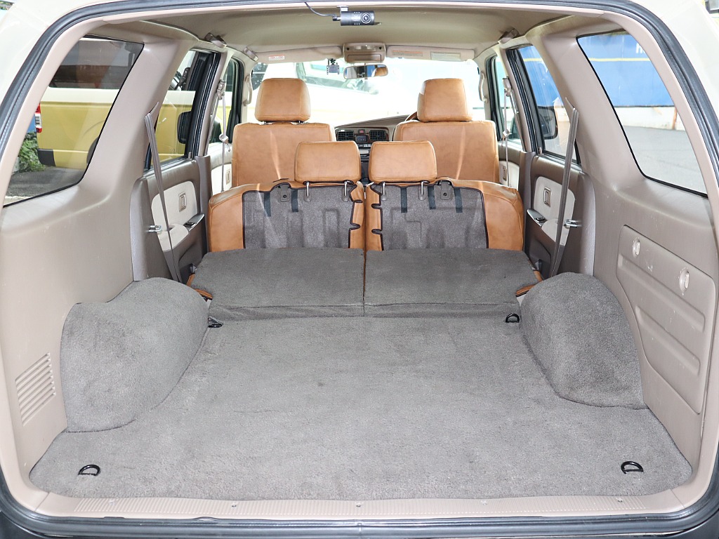 更に2列目シートを倒せば、長尺の荷物だって積めちゃいます！更にリアウィンドウも開ければサーフボードも室内に！