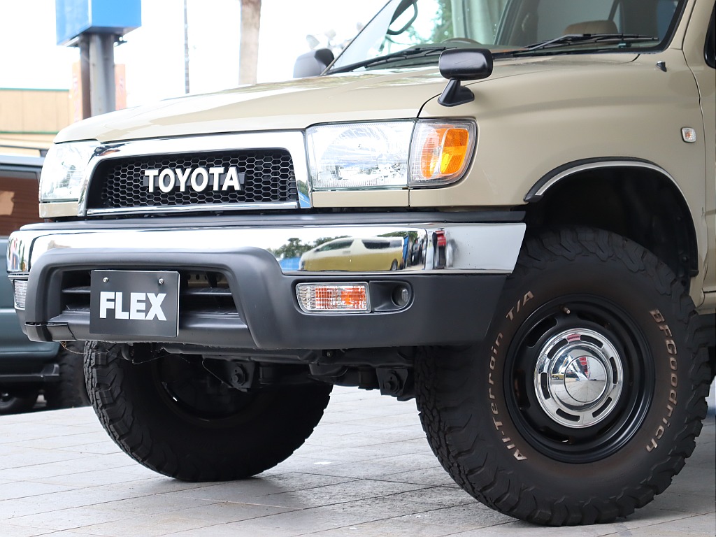 ベージュ、メッキパーツ、TOYOTA文字グリル、どこをとっても可愛いサーフとなっております。