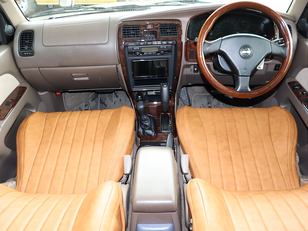 外装・内装共に茶色系で統一しており、とてもお洒落な雰囲気のあるお車です！