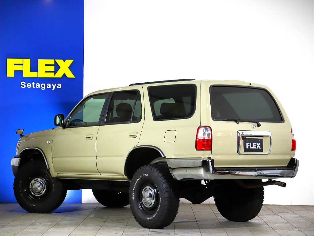 リアウィンドウが上下に開閉するので、長尺の荷物も室内に積めます！そう、サーフならね。