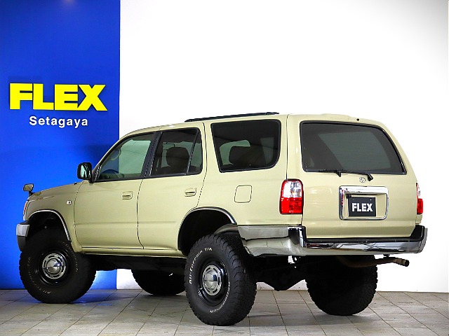 リアウィンドウが上下に開閉するので、長尺の荷物も室内に積めます！そう、サーフならね。