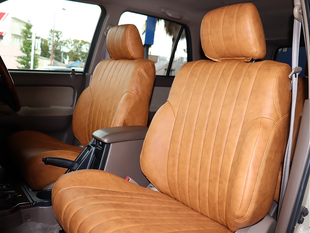 FLEXオリジナルのシートカバーを装備！ベージュの外装とも相まって、統一感のあるカスタムです！