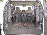 2列目シートは跳ね上げ式となっており、2列目を収納して頂きますと、フラットな荷室となりますので、車中泊の際にもご活用いただけます