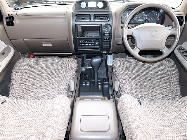 内装も茶内装の車両となっており、車内も明るい印象です