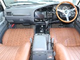 シンプルでありながら機能的な装備と、魅力的な内装となっております！