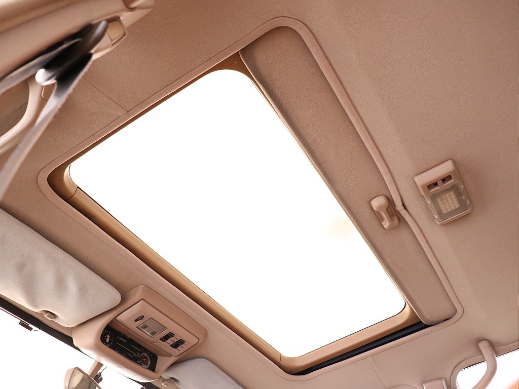 太陽光が嬉しいサンルーフ付き！