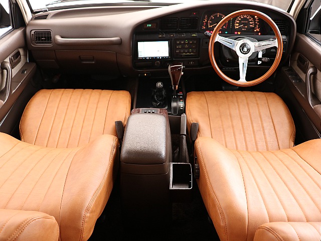 中期型特有のインパネ周り！茶内装のオシャレな雰囲気有る室内ですね♪