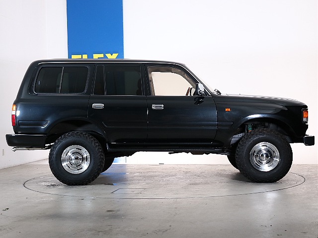 約3～4インチのリフトアップにより丁度良い車庫で仕上がりました☆