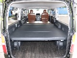 後部座席を倒すことで、長身な方でも車中泊をたのしめます♪
