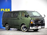 深みのあるカーキ色と各部マッドブラックの相性が抜群です！加えてバンパー部分をメッキラッピングしているのでクラシックでエレガントな外観に♪