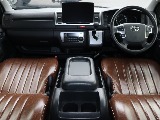 運転席周りはアルパイン製の大画面ナビとクラシックブラウンのシートカバーをインストール済！内外装共に統一感のある外観となっております！