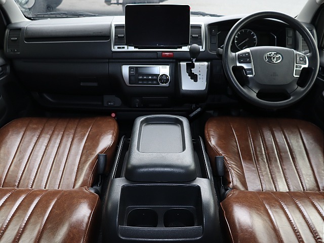 運転席周りはアルパイン製の大画面ナビとクラシックブラウンのシートカバーをインストール済！内外装共に統一感のある外観となっております！