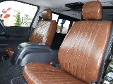 運転席と助手席にはクラシックブラウンのシートカバーを装着済み！