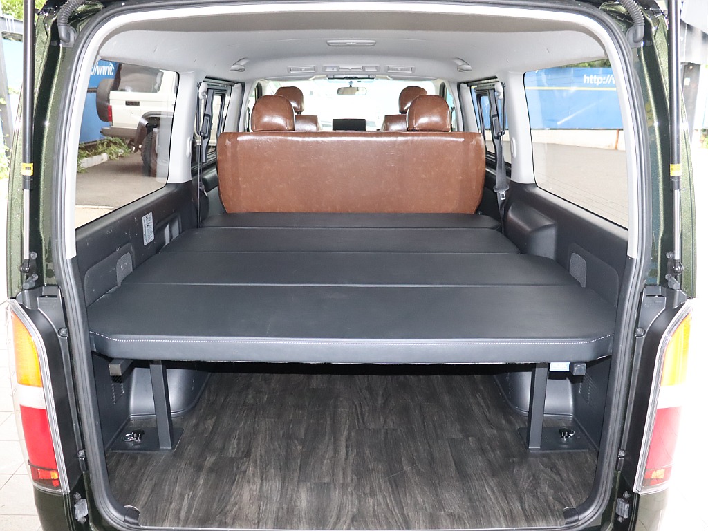 ベッドキットも搭載済み！車中泊もお楽しみになれます！ 下部にはお荷物をいれるスペースがあるので、実用性抜群です！