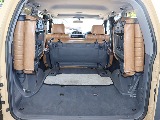 2列目シートは跳ね上げ式となっており、2列目を収納して頂きますと、フラットな荷室となりますので、車中泊の際にもご活用いただけます