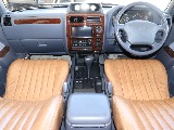 ブラウンのシートカバーがインストールされており、クラシックながら上品な印象を演出する車両となっております。