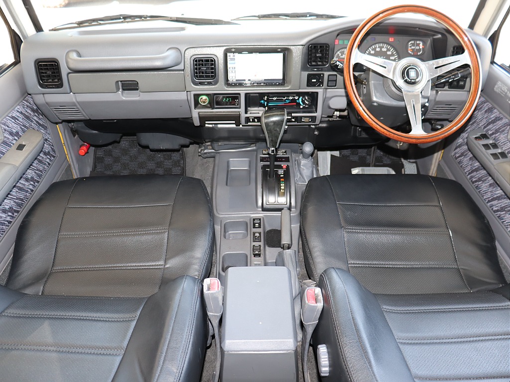 時代を感じさせる運転席周り！こういったデザインがお好きな方も多いのではないでしょうか！