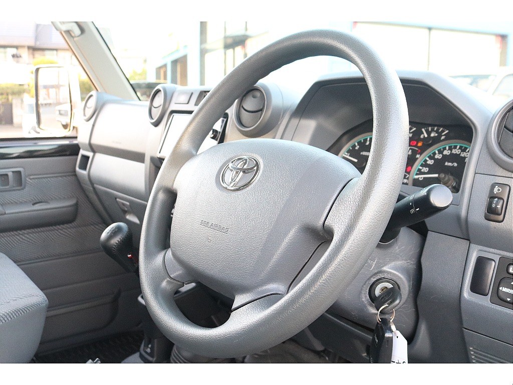 純正ステアリング！社外ステアリングへの交換もご相談ください♪