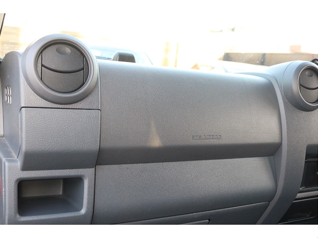 水平基調のデザインはオフロードでの機能性を考えられていることが伺えます。