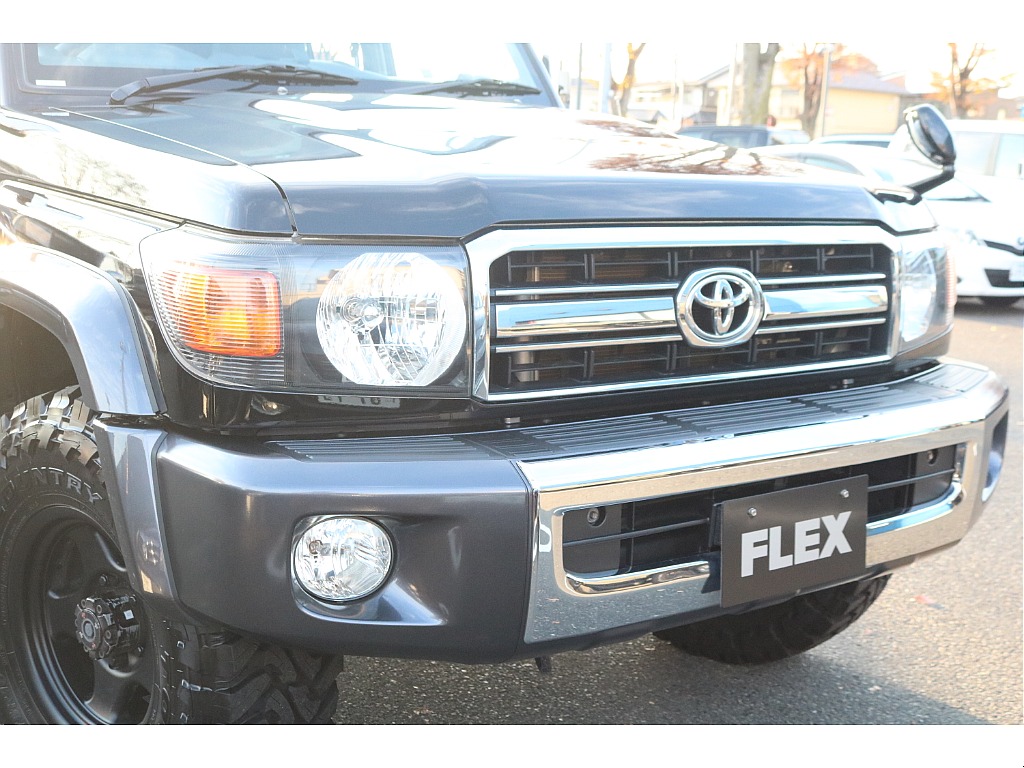 引き締まっている印象を持つフロントグリル。